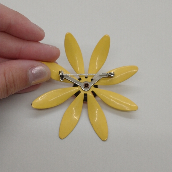 Vintage 1970s Mod Flower Brooch Pin - Picture 3 of 7